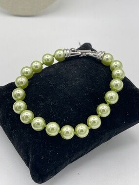 4.21.26-10 Kissaka Green Faux Pearl Bead Bracelet